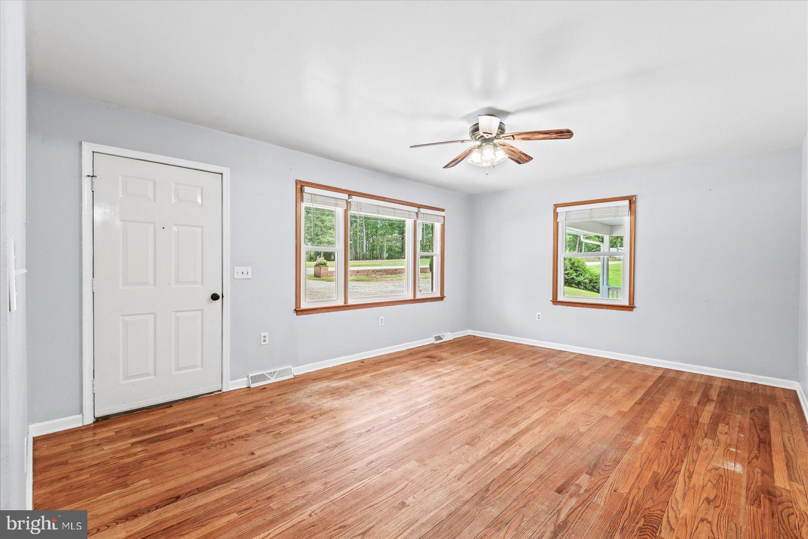 14433 Devils Three Jump Road Milford, VA 22514 - Photo 5 of 34 Living room