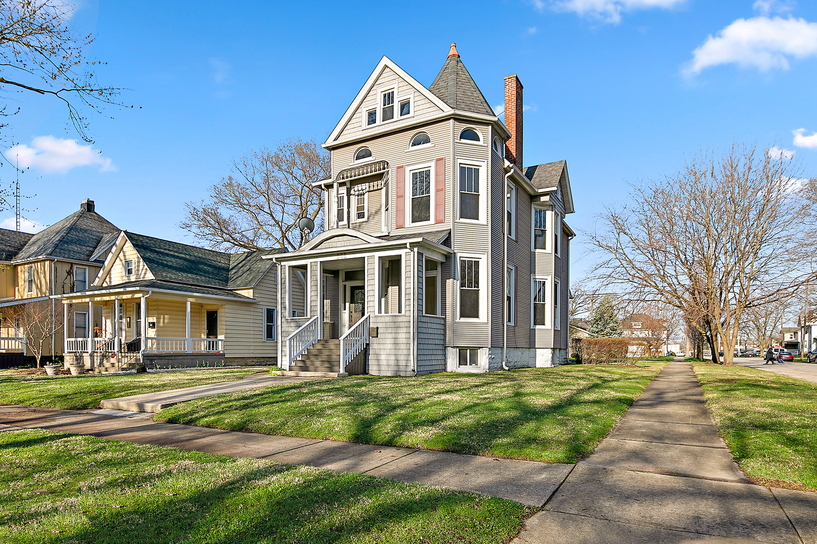 505 South Indiana Avenue Kankakee, IL 60901 - Photo 1 of 32 a front view of a house with a yard