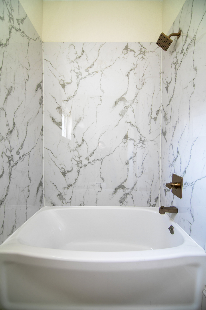 505 South Indiana Avenue Kankakee, IL 60901 - Photo 18 of 32 a bathroom with a bathtub