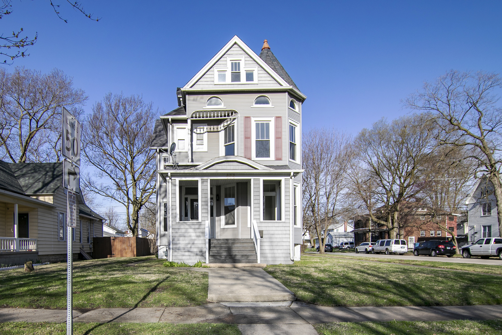 505 South Indiana Avenue Kankakee, IL 60901 - Photo 2 of 32 a front view of a house with a yard