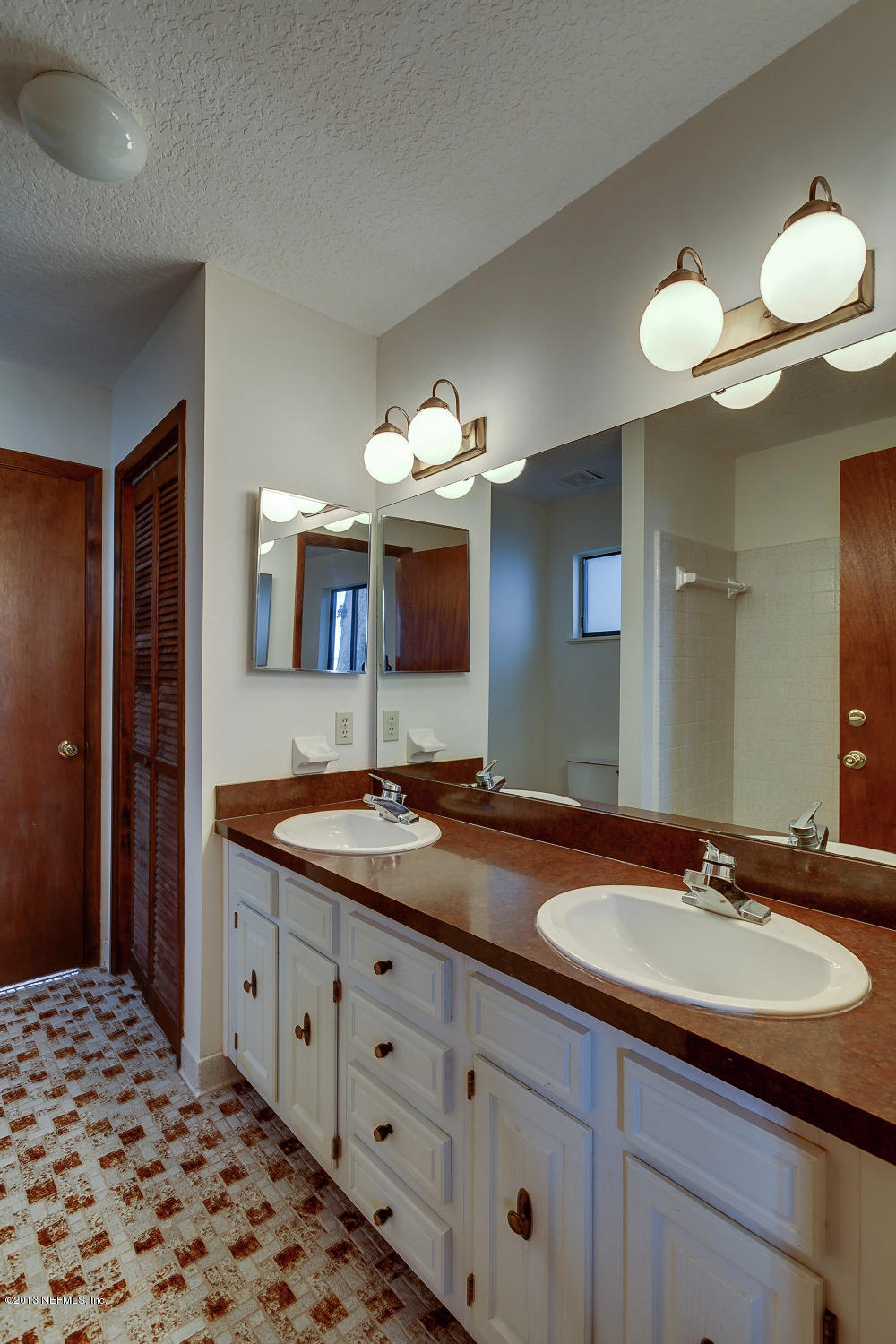 12901 Reggie Road Jacksonville, FL 32223 - Photo 31 of 50 Jack_and_Jill_Bathroom