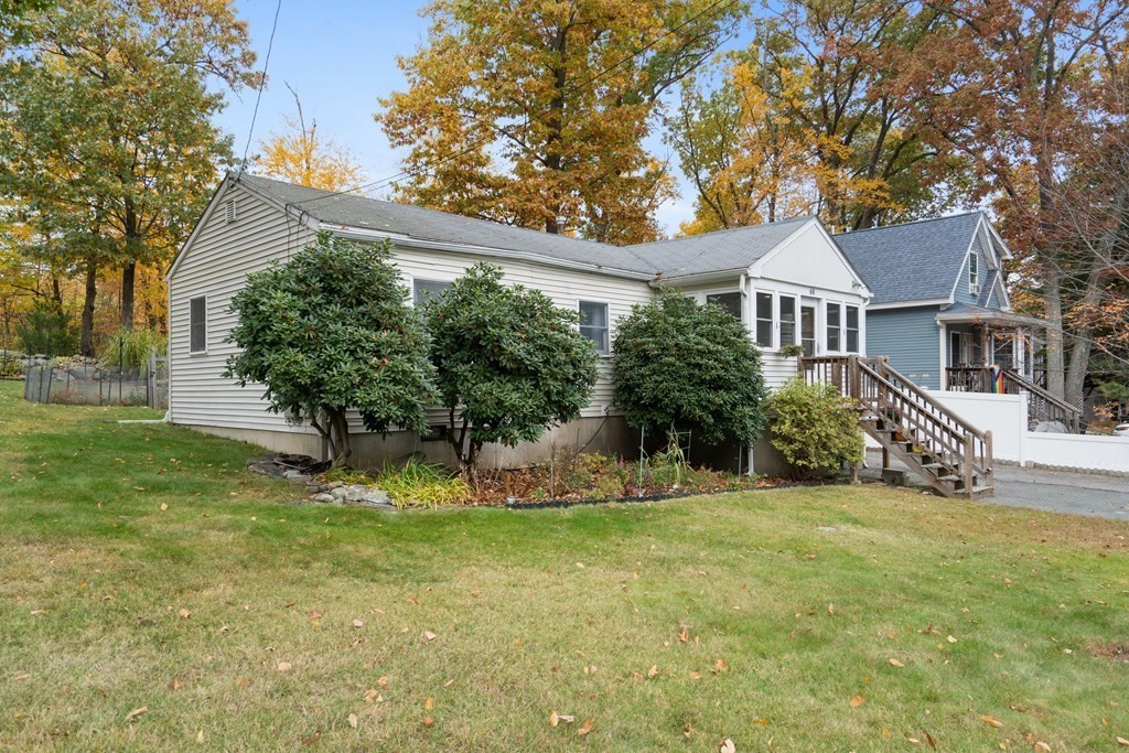 a view of a house with a yard
