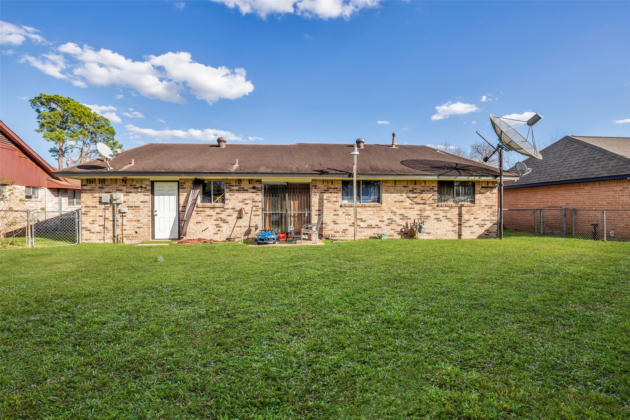 8823 Rutherford Lane Houston, TX 77088 - Photo 16 of 19 a front view of a house with garden