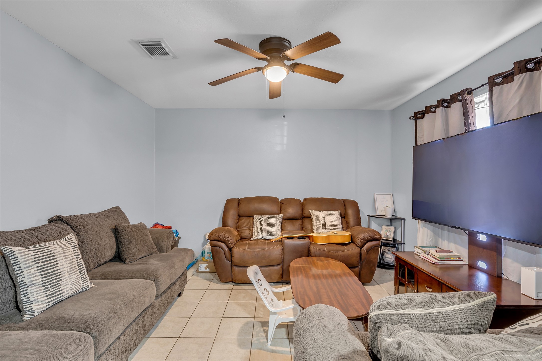 8823 Rutherford Lane Houston, TX 77088 - Photo 4 of 19 a living room with furniture