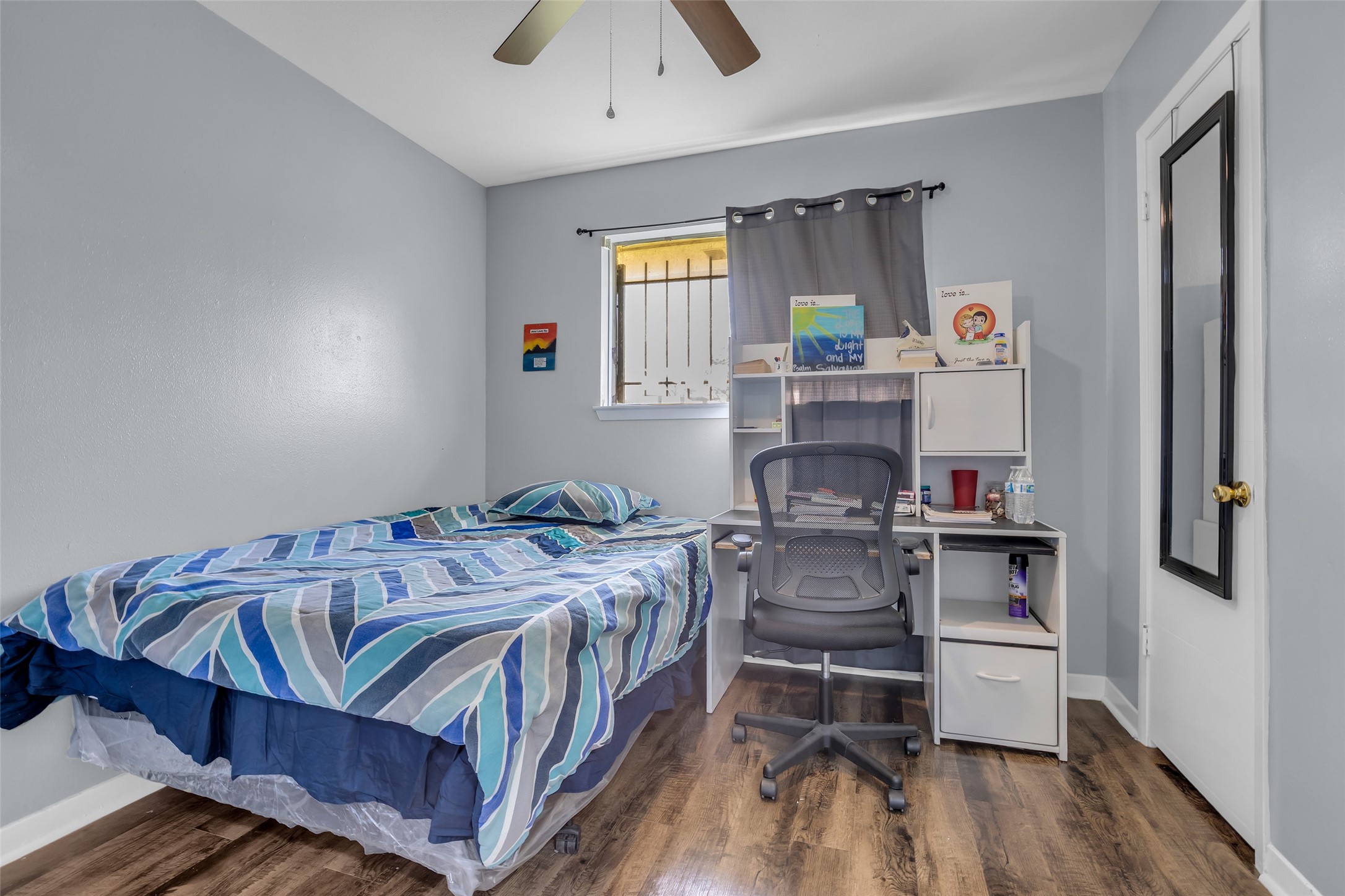 8823 Rutherford Lane Houston, TX 77088 - Photo 10 of 19 a bedroom with bed and a window