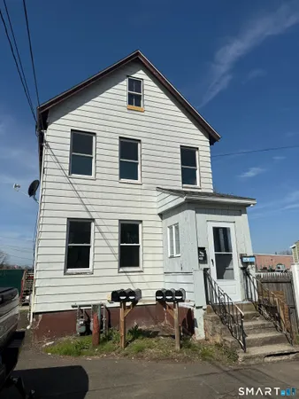 a view of a house with backyard