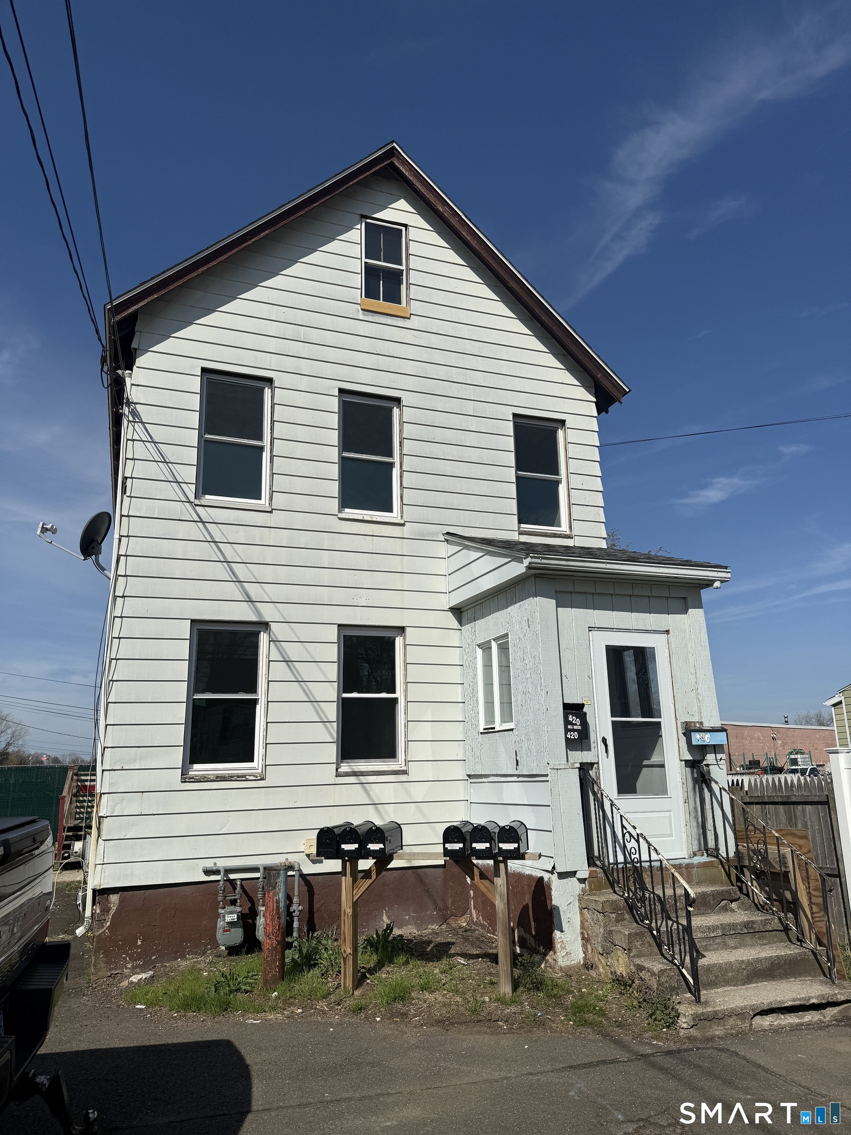 a view of a house with backyard
