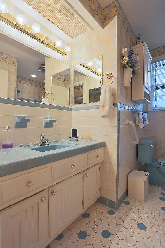 740 Reeves Road Antioch, TN 37013 - Photo 9 of 27 Large bathroom located upstairs!