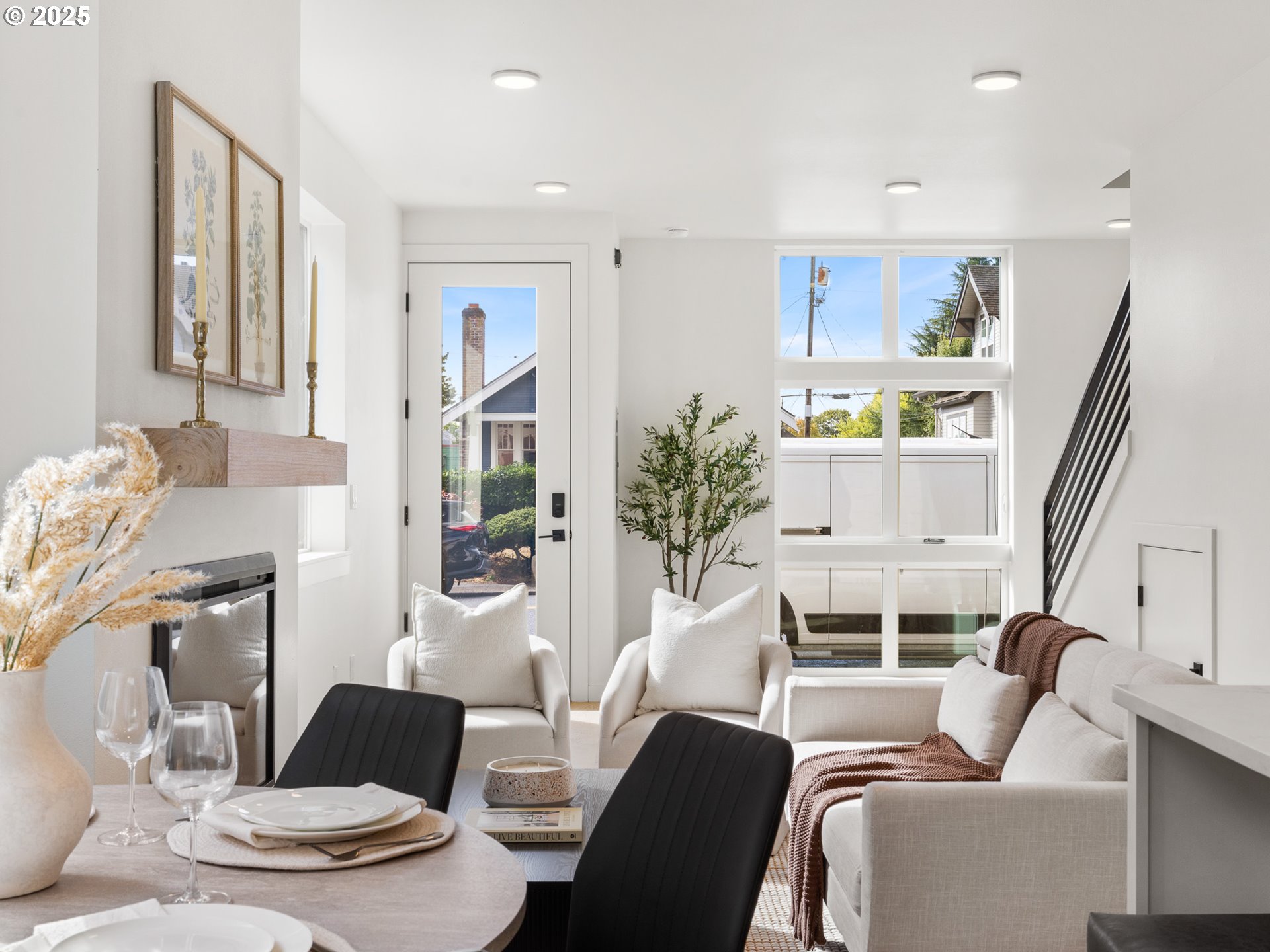 1911 Broadway Street, Unit 1 Vancouver, WA 98663 - Photo 3 of 25 a living room with furniture and a table