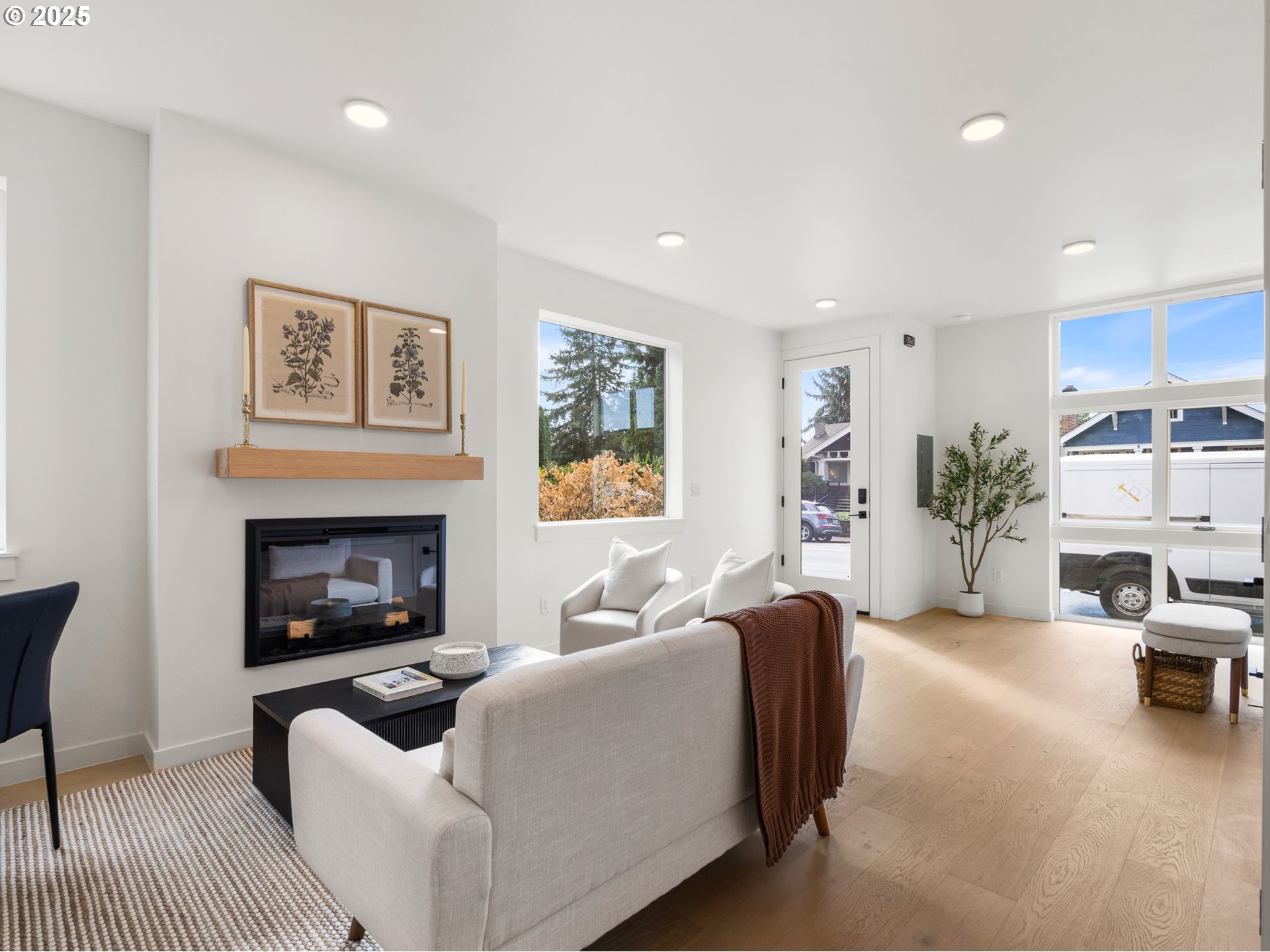 1911 Broadway Street, Unit 1 Vancouver, WA 98663 - Photo 4 of 25 a living room with furniture fireplace and window