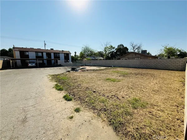 a view of a swimming pool and lake