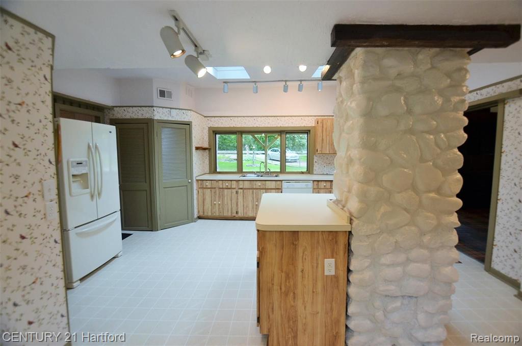 31395 West Nine Mile Road Farmington Hills, MI 48336 - Photo 13 of 40