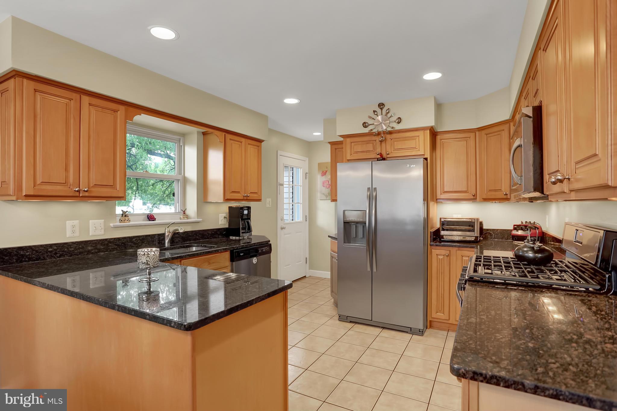 6217 Hanover Avenue Springfield, VA 22150 - Photo 2 of 30 Gorgeous kitchen w/SS appls and granite cntrs