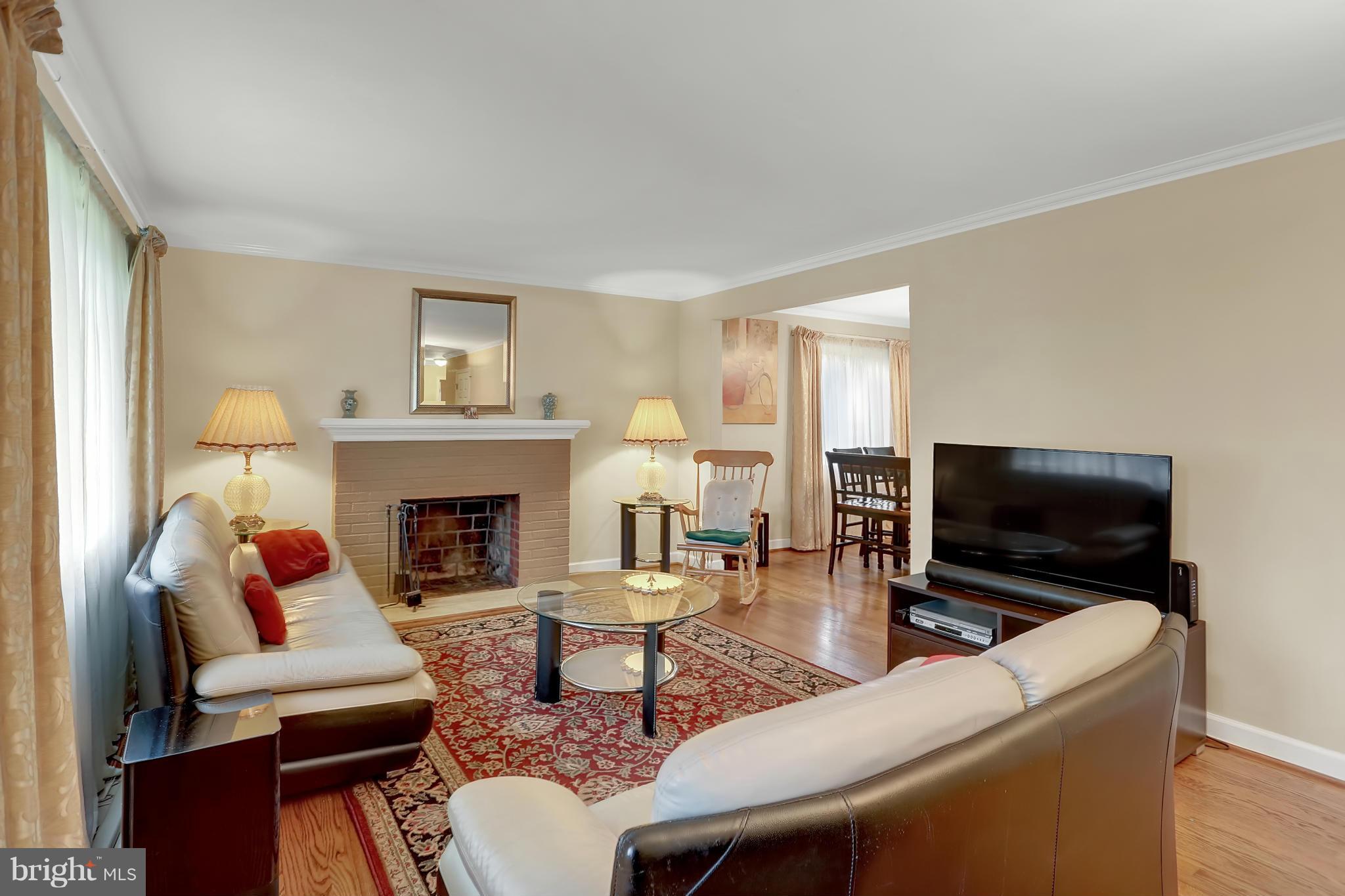 6217 Hanover Avenue Springfield, VA 22150 - Photo 9 of 30 Living Room