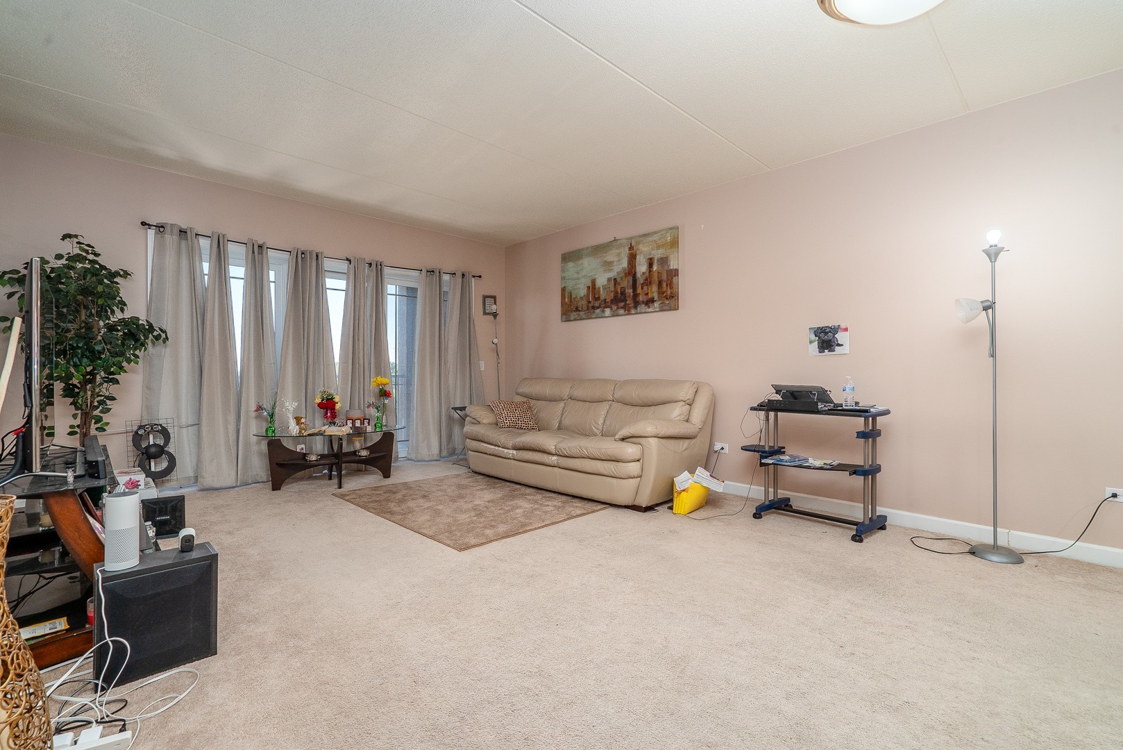 77 North Wolf Road, Unit 507 Northlake, IL 60164 - Photo 6 of 15 a living room with furniture and a lamp