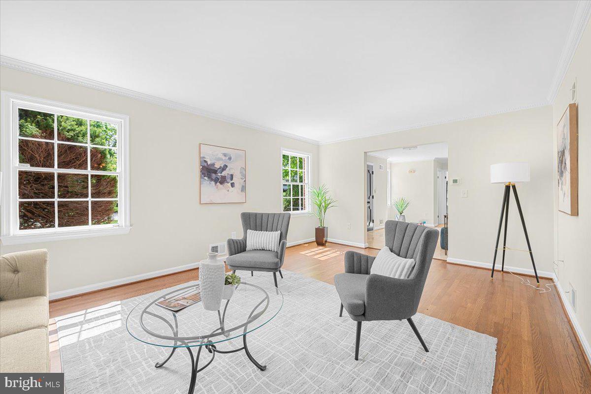 1310 Midwood Place Silver Spring, MD 20910 - Photo 3 of 38 Living Room