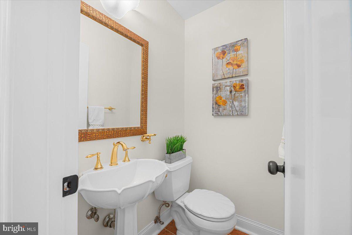 1310 Midwood Place Silver Spring, MD 20910 - Photo 7 of 38 Powder Room