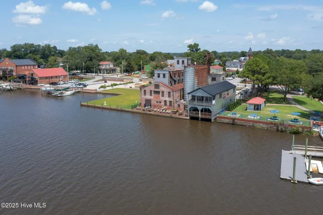 $1,250,000 | 400 Island Drive, Chocowinity, NC 27817