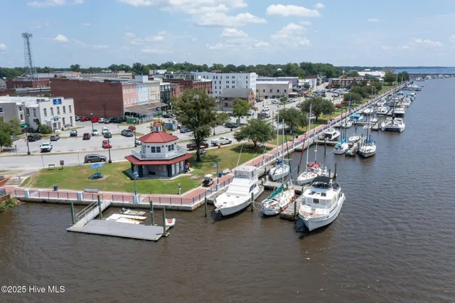 $1,250,000 | 400 Island Drive, Chocowinity, NC 27817