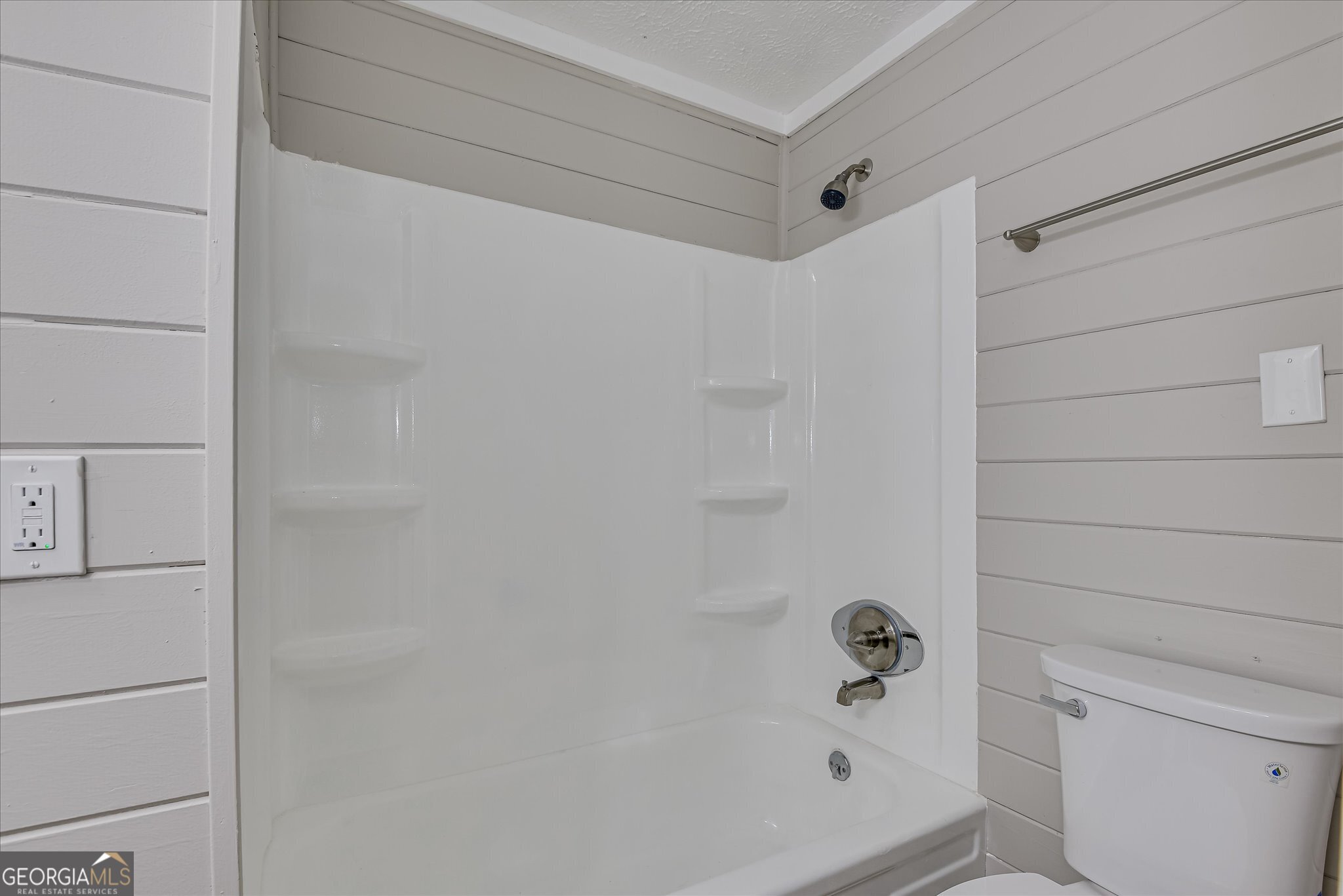 1321 Brett Road Wadley, GA 30477 - Photo 30 of 47 a bathroom with a bathtub