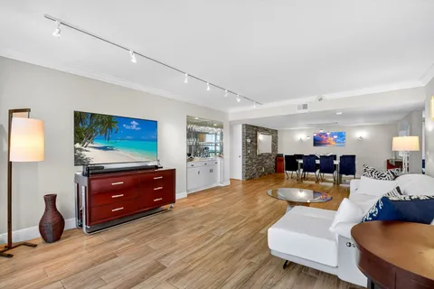 $1,395,000 | 3390 South Ocean Boulevard, Unit 305, Palm Beach, FL 33480