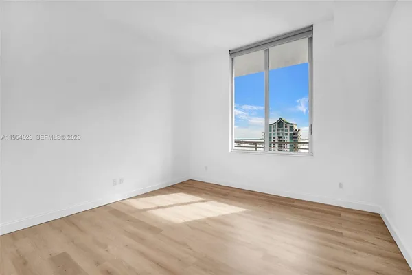 a view of empty room with window