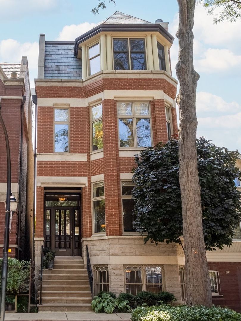 1423 West Lexington Street Chicago, IL 60607 - Photo 1 of 36 a front view of a building