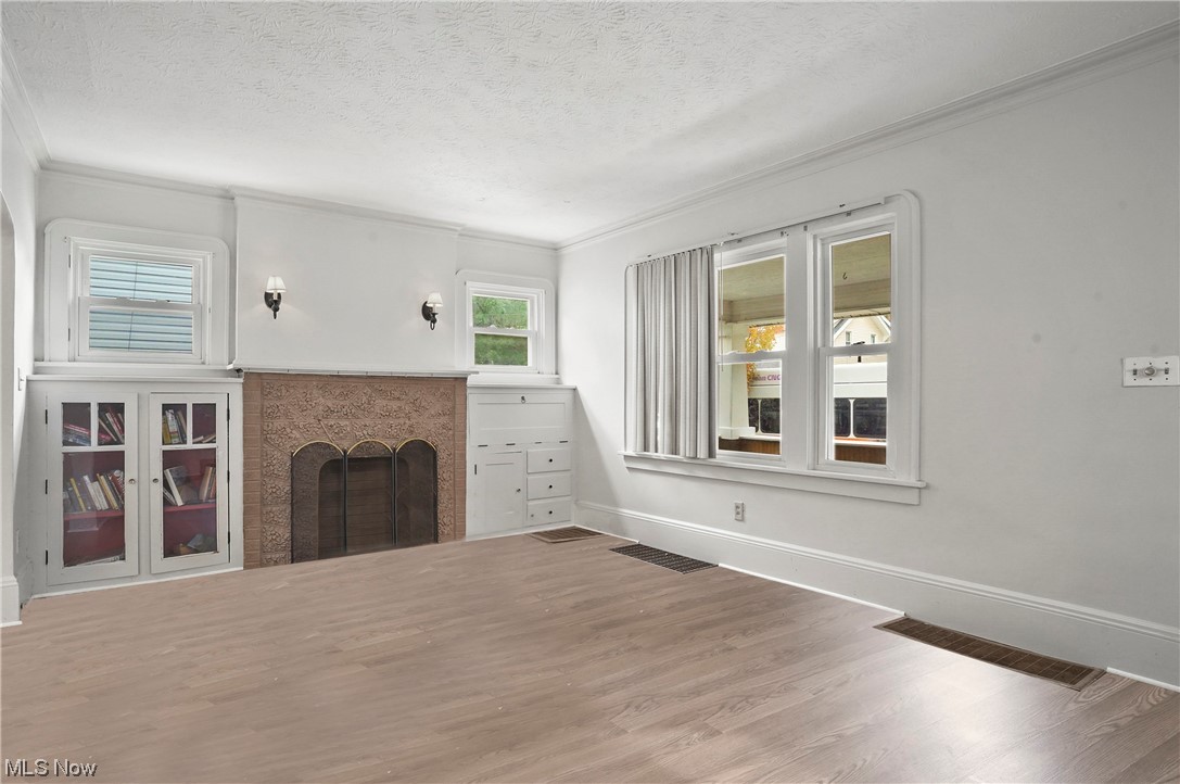 995 Inman St, Akron, Ohio 44306 is a Beautiful newly remodeled 2-story home with oversized 2 car garage includes a fully fenced private backyard! This home qualifies for a $5,000 grant from lender, ask for details!