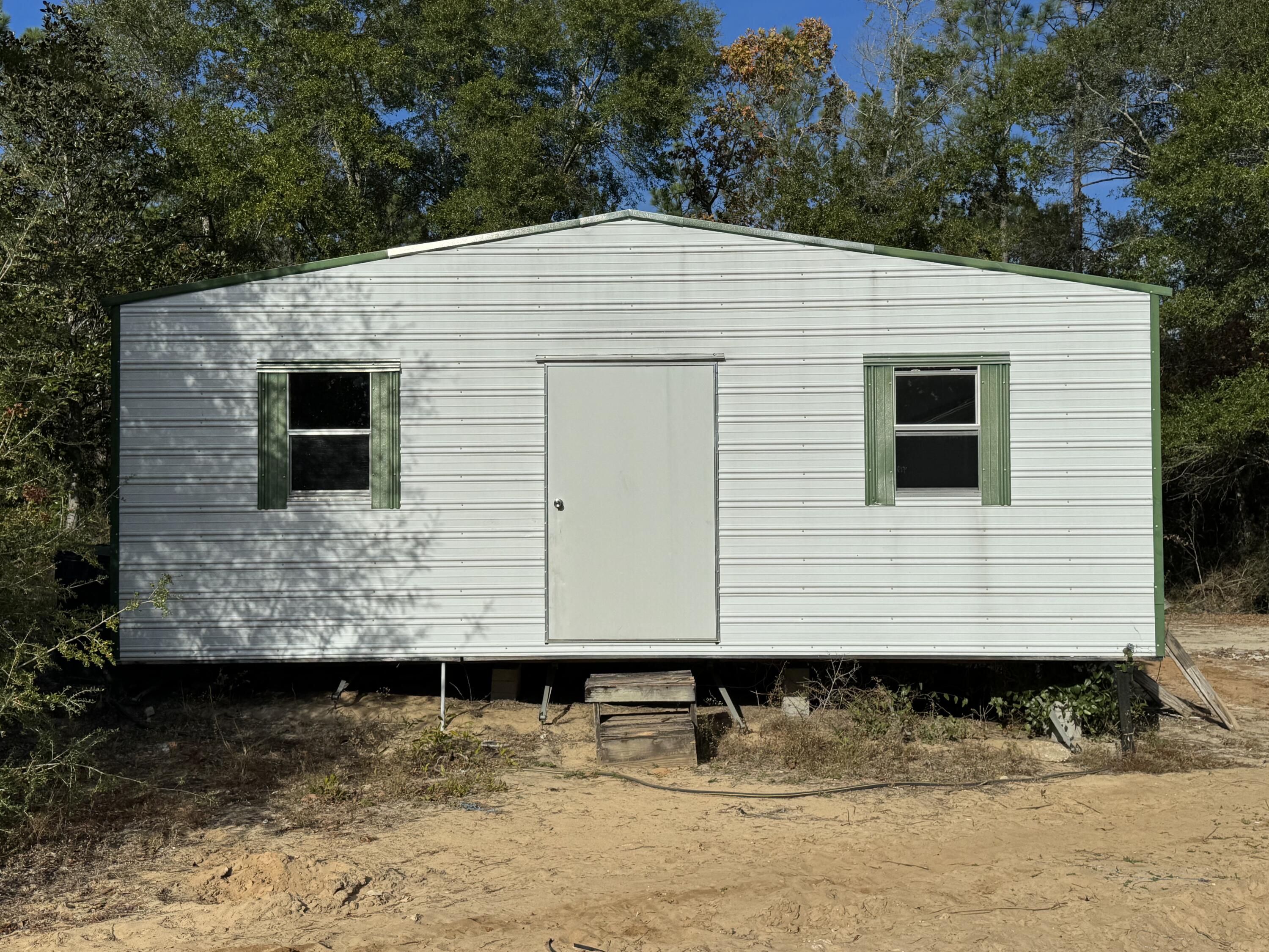 6119 Clear Creek Road Crestview, FL 32539 - Photo 25 of 46 a backyard of a house