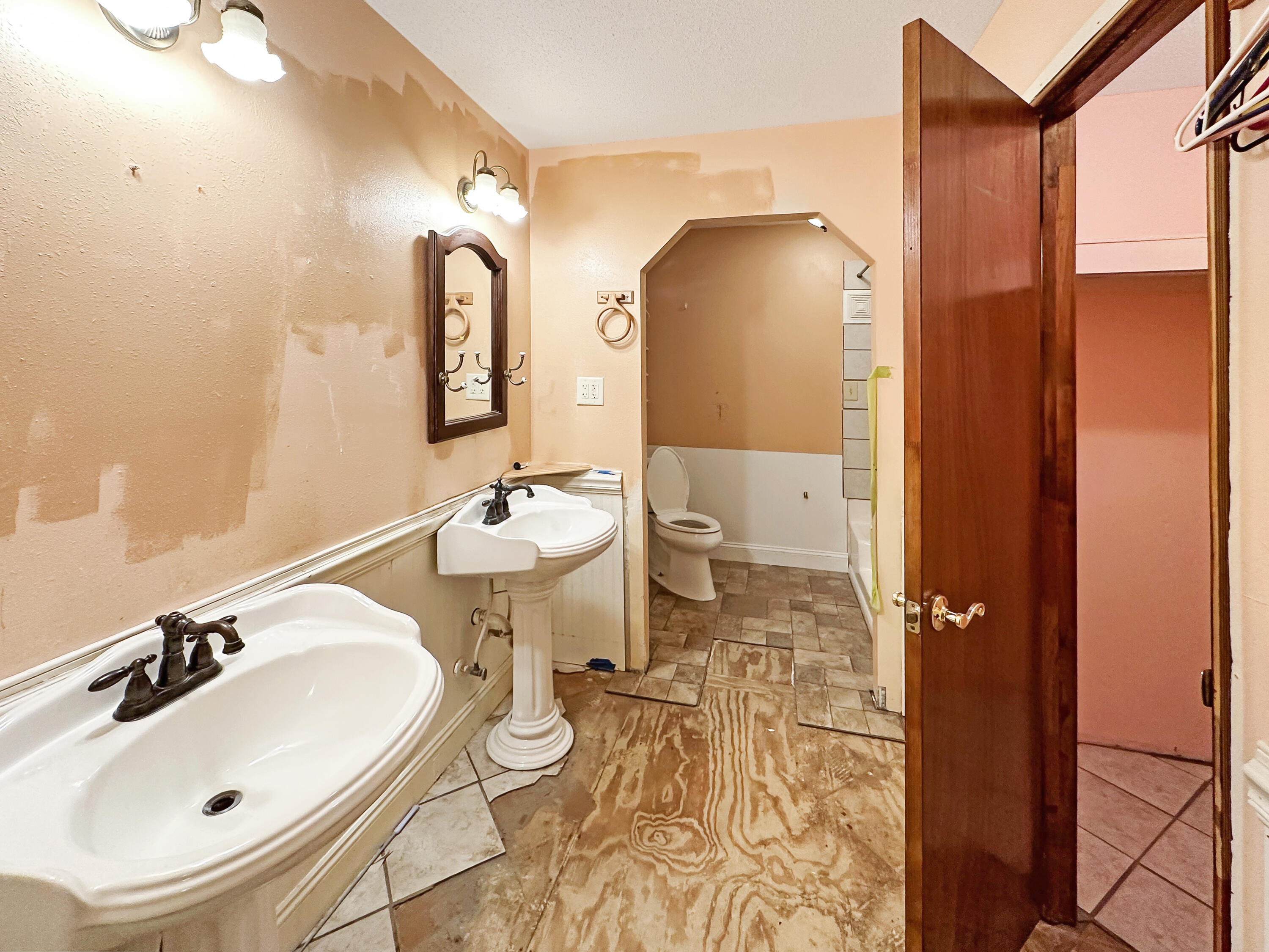 6119 Clear Creek Road Crestview, FL 32539 - Photo 8 of 46 a bathroom with a sink and a mirror