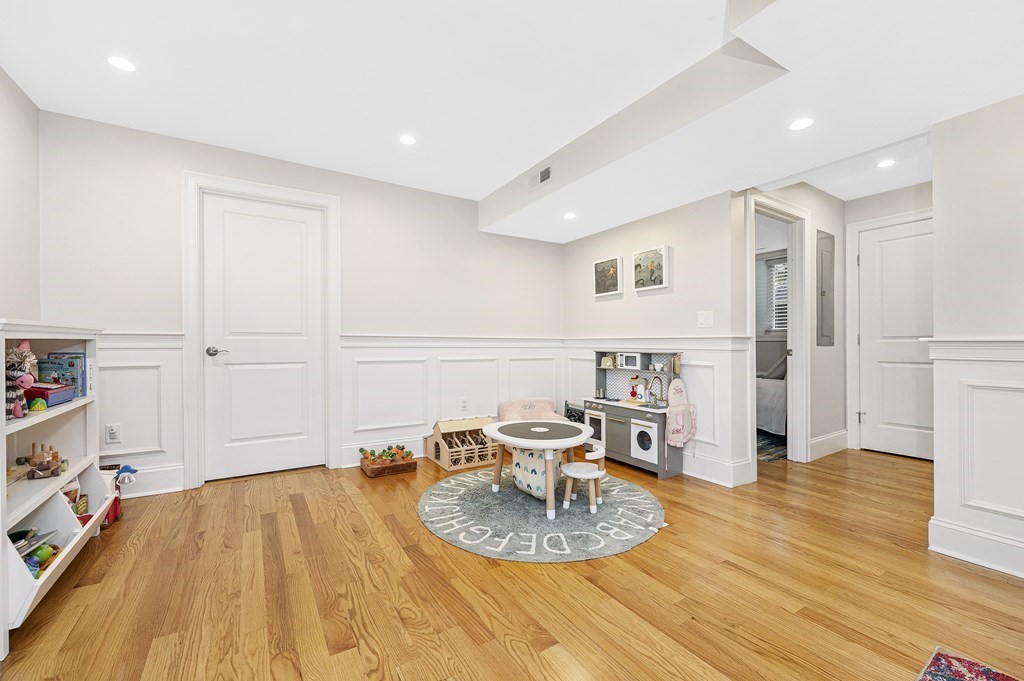 9 Bartlett Crescent, Unit 1 Brookline, MA 02446 - Photo 20 of 31