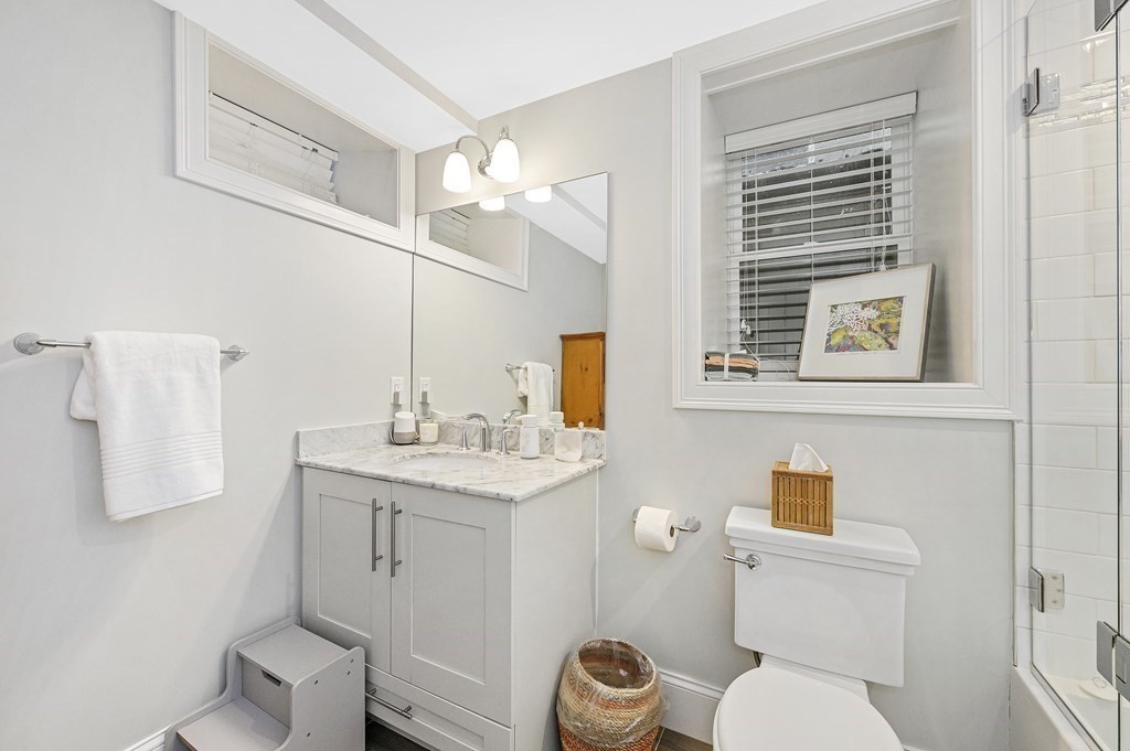 9 Bartlett Crescent, Unit 1 Brookline, MA 02446 - Photo 24 of 31