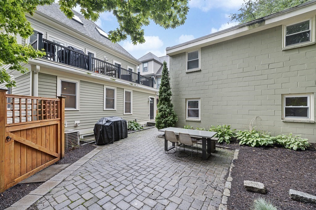 9 Bartlett Crescent, Unit 1 Brookline, MA 02446 - Photo 29 of 31