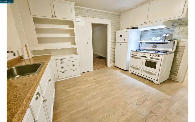 $2,394 | 511 Locust Street, Lodi, CA 95240