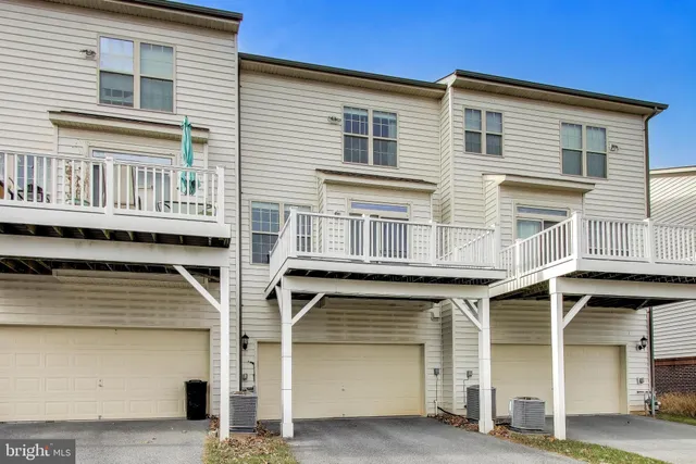 a view of an houses with outdoor space and street view