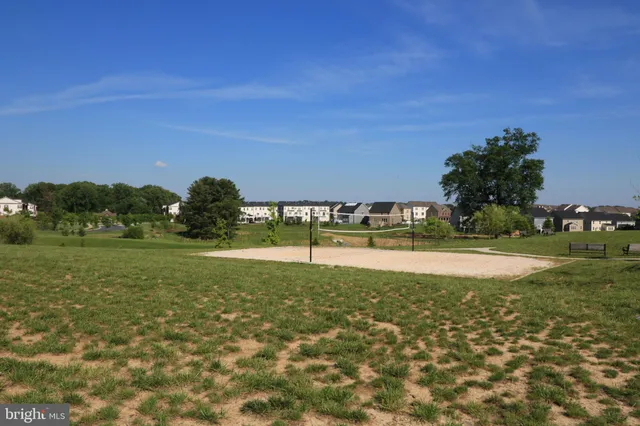 a view of a houses with yard and lake