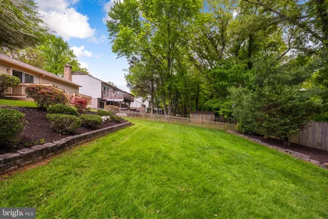 a view of a back yard