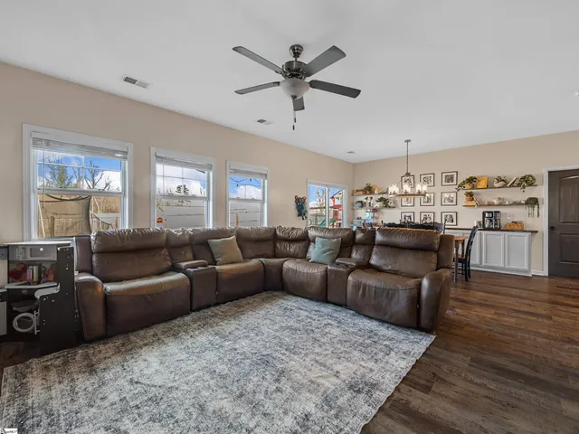 $325,000 | 642 Grantleigh Drive, Duncan, SC 29334