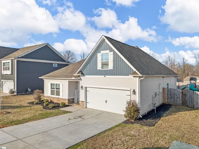 $325,000 | 642 Grantleigh Drive, Duncan, SC 29334
