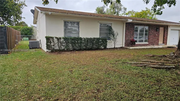 a view of a house with backyard and porch