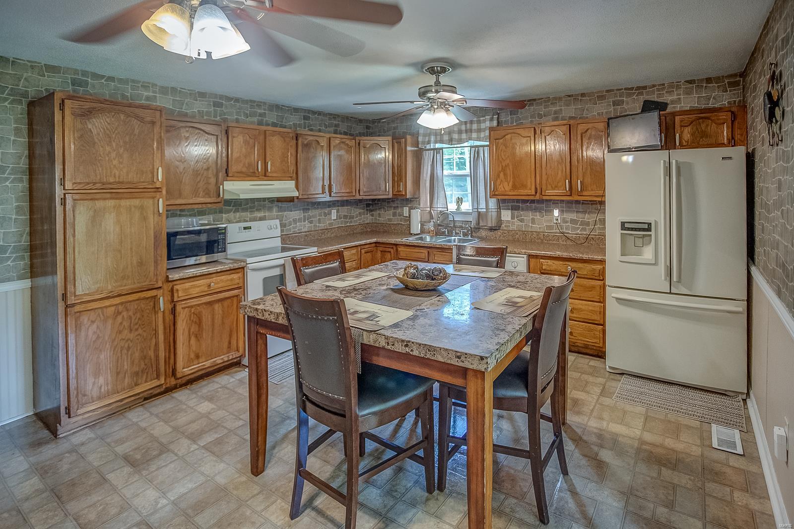 618 Hollywood Heights Road Caseyville, IL 62232 - Photo 7 of 32 Gallery Image 7
