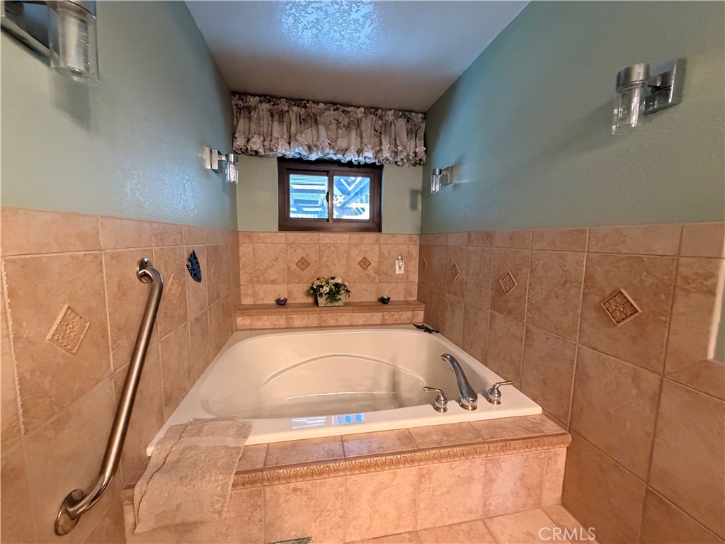 32360 Navajo Road Wildomar, CA 92595 - Photo 16 of 58 a bathroom with a bathtub