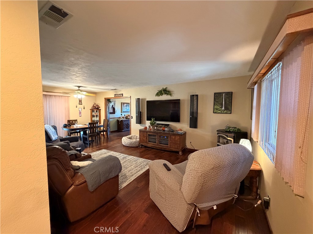 32360 Navajo Road Wildomar, CA 92595 - Photo 20 of 58 a living room with furniture and a flat screen tv
