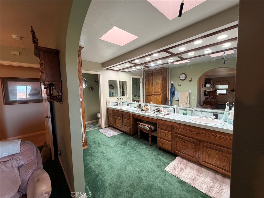 32360 Navajo Road Wildomar, CA 92595 - Photo 25 of 58 a bathroom with double vanity and a mirror