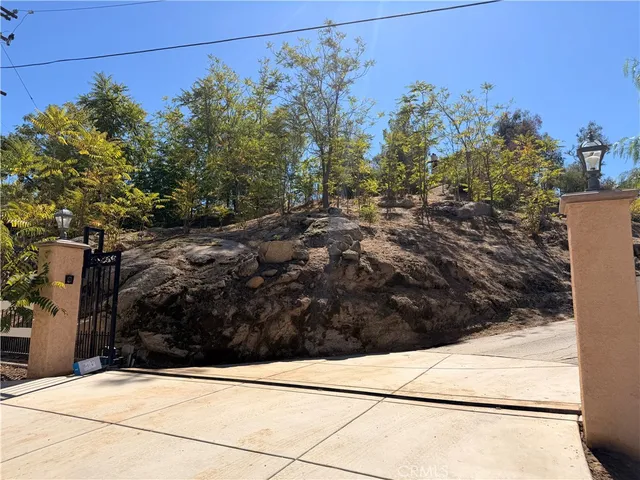 a view of back yard of the house