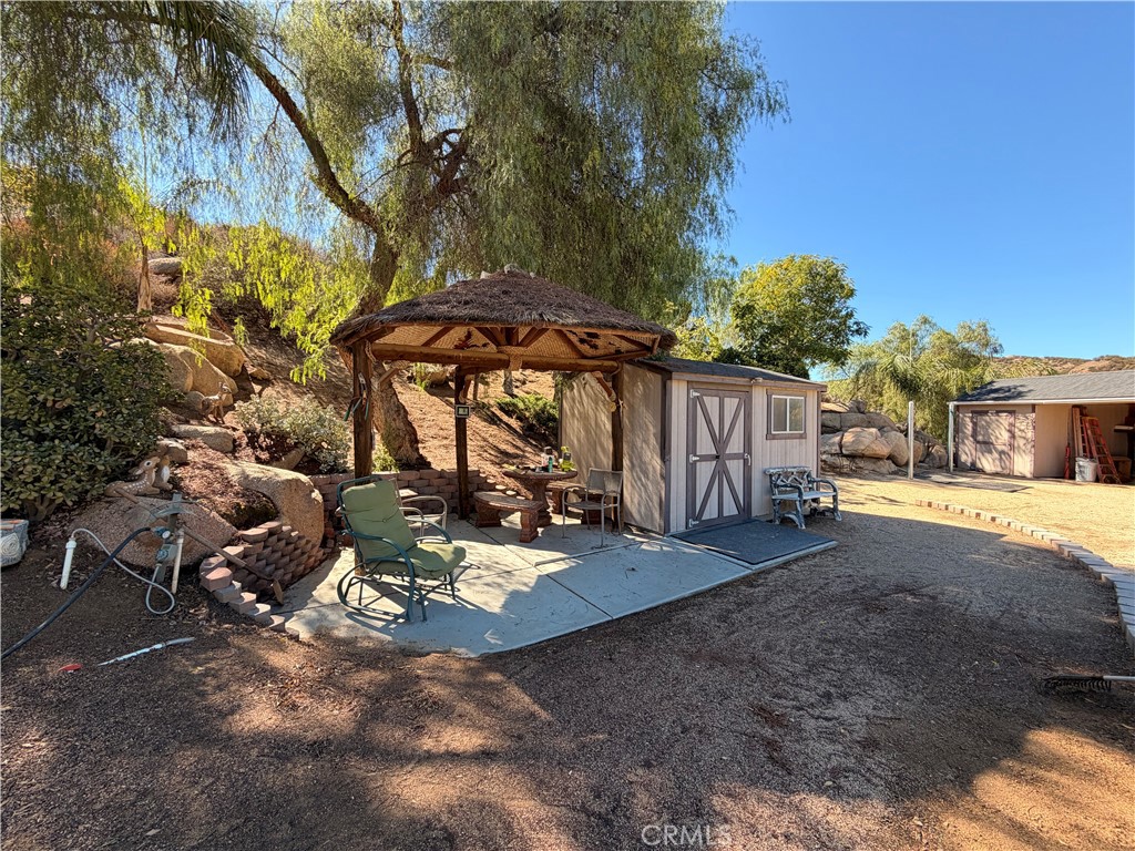 32360 Navajo Road Wildomar, CA 92595 - Photo 38 of 58 a view of a house with backyard and sitting area