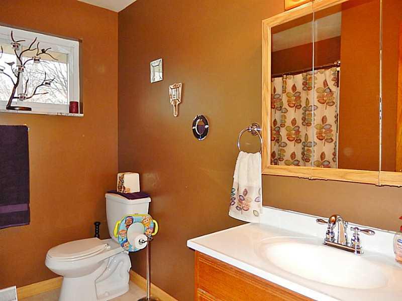 282 Oakville Road Beaver Falls, PA 15010 - Photo 11 of 19 Full Bath.