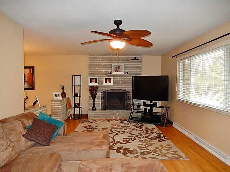 282 Oakville Road Beaver Falls, PA 15010 - Photo 3 of 19 Living Room.