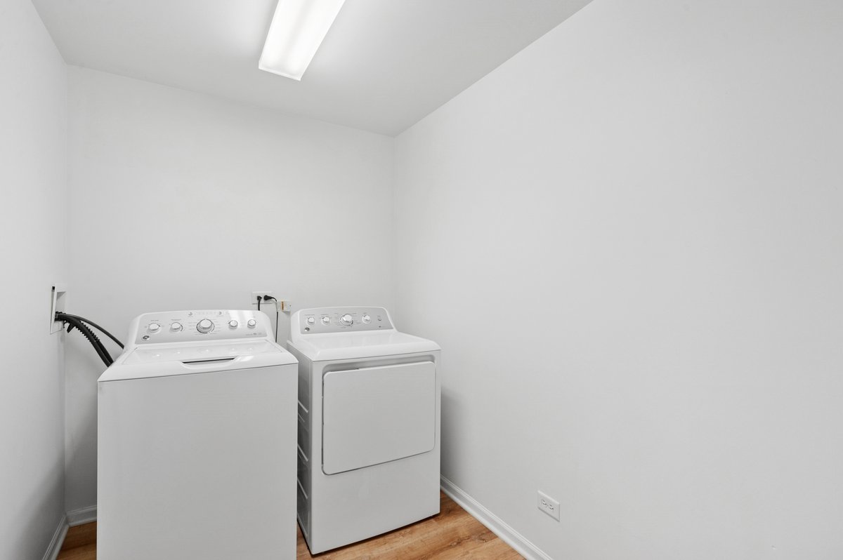 152 Jackson Street Gilberts, IL 60136 - Photo 18 of 32 a utility room with dryer and washer
