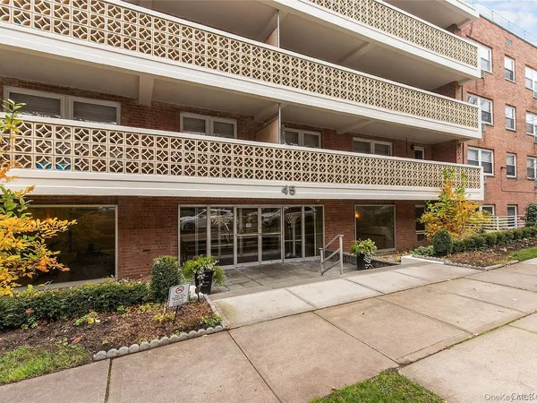 $395,000 | 45 Hill Park Avenue, Unit 2L, Great Neck, NY 11021